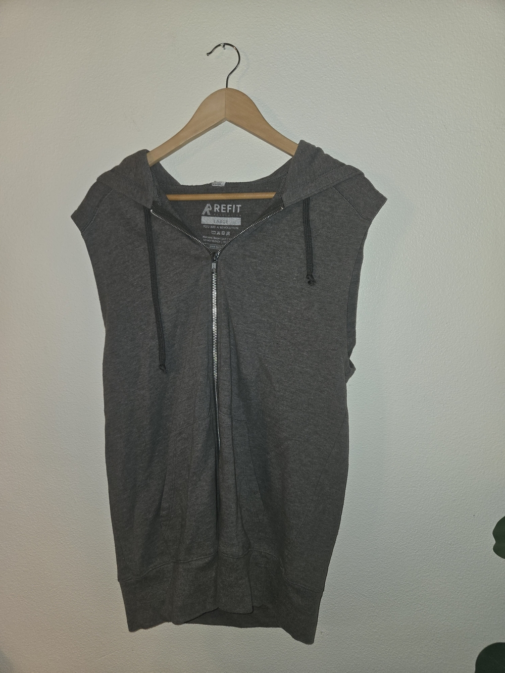 Refit Sleeveless Zip-Up Hoodie in Charcoal Gray